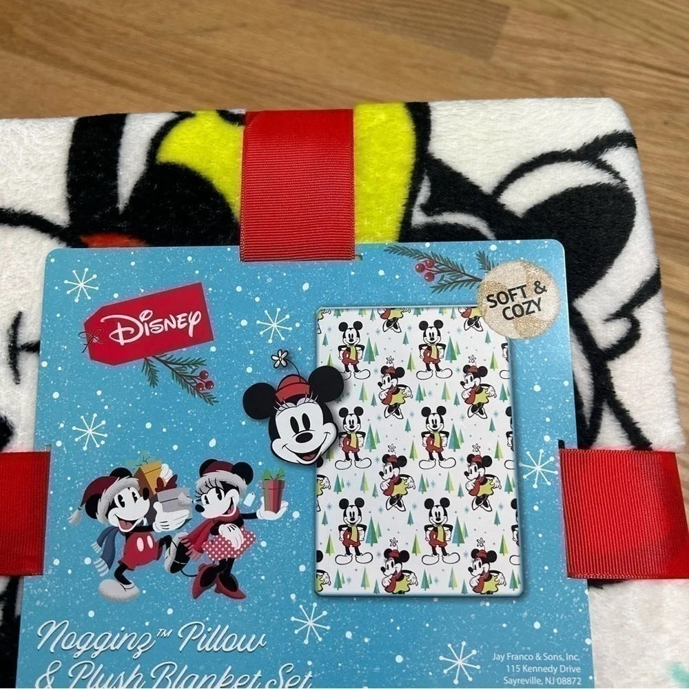 Minnie Mouse Pillow & Fleece Blanket Set NEW Bundle Disney Winter Mickey White